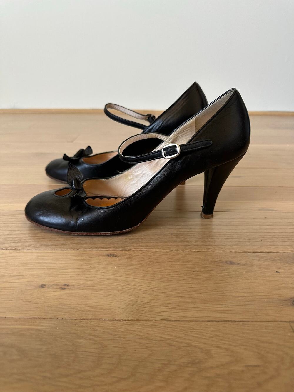 Marc Jacobs Black Leather Mary Jane Pump Heels Button Detail Womens Size 9.5
